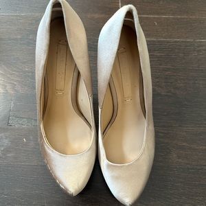 Nude silk pumps with black heel